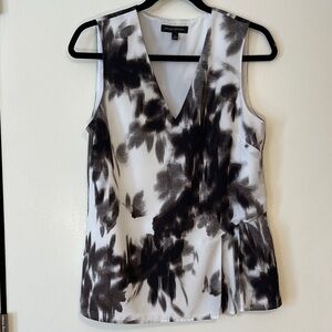 Banana Republic Black and White Sleeveless V neck Tank Sleeveless Blouse